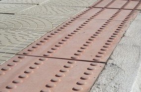 Lajotas gratuitas à população para padronização de calçadas