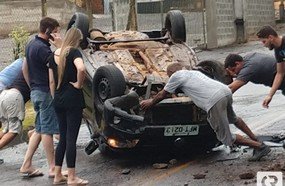 Motorista capota veículo no acesso Egídio Pozzobon