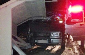 Motorista fica ferido após colidir em abrigo de ônibus na SC-135