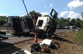 Carreta tomba sobre a pista após colisão na BR-282