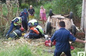 Motorista despenca com veículo em barranco no Rupp