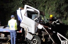 Motorista de caminhão guincho fica preso às ferragens em colisão na BR-282