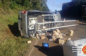 Capotamento de caminhonete deixa dois feridos na BR-282