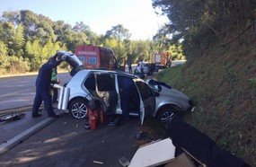 Condutor fica ferido após colidir contra rodado de caminhão