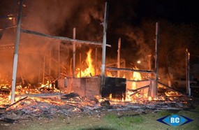 Incêndio destrói galpão com equipamentos agrícolas