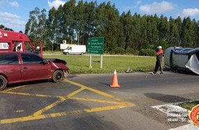 Veículo tomba ao ser atingido no trevão de Irani