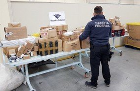 Receita apreende mercadorias no Centro de Distribuição dos Correios