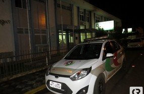 Indivíduo troca tiros com a polícia após tentar matar a família