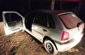 Motorista colide carro na própria casa ao tentar fugir da PM