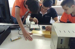 Acadêmicos ensinam robótica para alunos de escola em Joaçaba