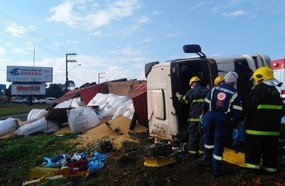 Jovem fica presa às ferragens após caminhão tombar na BR-282