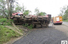 Motorista tomba caminhão após ficar sem freio na BR-282