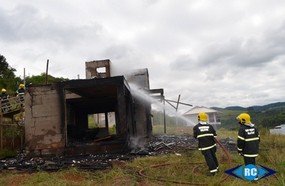 Incêndio atinge residência em Lacerdópolis