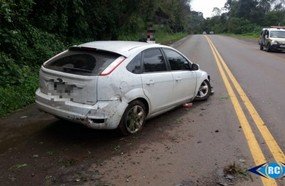 Motorista é preso por embriaguez após colidir em barranco