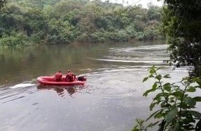 Bombeiros auxiliam empresa conter vazamento de ácido no rio