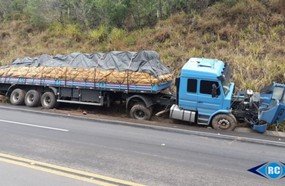 Motorista joga carreta em barranco após ficar sem freios