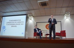 Promotor fala para acadêmicos sobre o direito à acessibilidade