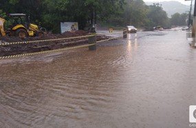 Chuva forte causa enxurrada e alaga ruas em Joaçaba