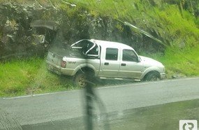 Caminhonete sai da pista após aquaplanar na BR-282