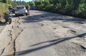 Casal fica ferido ao cair de moto em buraco da SC-150