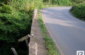 Quase 1 ano após acidente e mureta da ponte continua quebrada