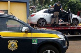 PRF apreende veículo roubado carregado com cigarros na BR-282