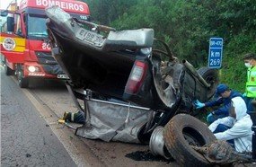 Colisão entre veículos deixa quatro feridos na BR-470