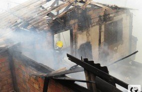 Incêndio de grandes proporções destrói duas casas em Herval d´Oeste