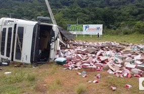 Caminhão tomba e atinge poste no acesso de Herval