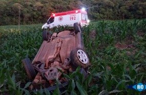 Motorista fica ferido após capotar veículo na SC-150