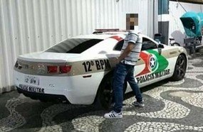 Jovem tira foto urinando em Camaro da Polícia Militar
