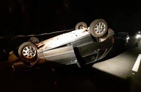 Motorista capota veículo após bater em pedra na BR-282