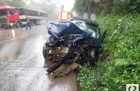 Colisão entre carro e carreta deixa dois feridos em Erval Velho