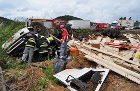 Motorista fica preso às ferragens após capotar carreta na SC-350
