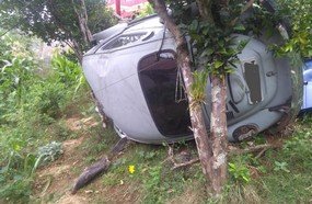 Motorista fica ferido após despencar com veículo em barranco