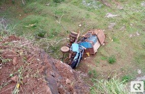 Caminhão com três pessoas despenca em penhasco na SC-150