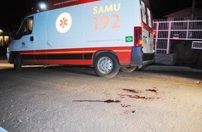 Jovem tem dedo da mão amputado por facão durante briga