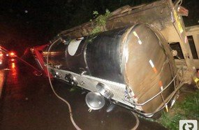 Motorista joga caminhão em barranco após ficar sem freio
