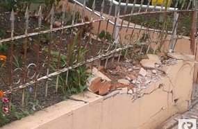 Mulher abandona veículo após colidir em muro de residência