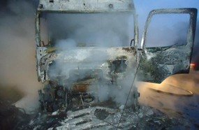 Incêndio destrói cabine de caminhão na BR-153