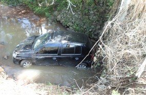 Veículo de Joaçaba despenca em riacho na SC-355