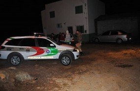 Mulher mata companheiro com facada no pescoço