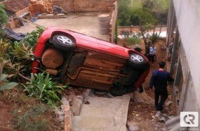 Veículo desanda e despenca ao lado de moradias em Herval