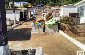 Secretário explica construção de túmulos na rua do cemitério