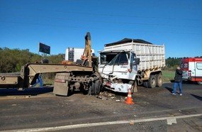 Colisão entre caminhão e carreta deixa motorista ferido na BR-282