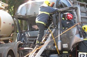 Motorista fica preso às ferragens após colidir em dois caminhões na BR-282