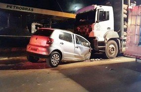 Colisão frontal entre carro e caminhão mata motorista