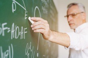 Bolsas de estudo de 100% para licenciatura e ajuda de custo
