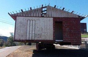 Polícia Militar Rodoviária flagra transporte de casa sem autorização
