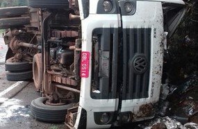 Motorista fica ferido após tombar caminhão em Vagem Bonita